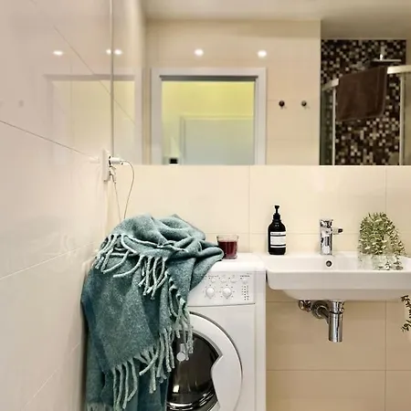 Sunlit - アパート *